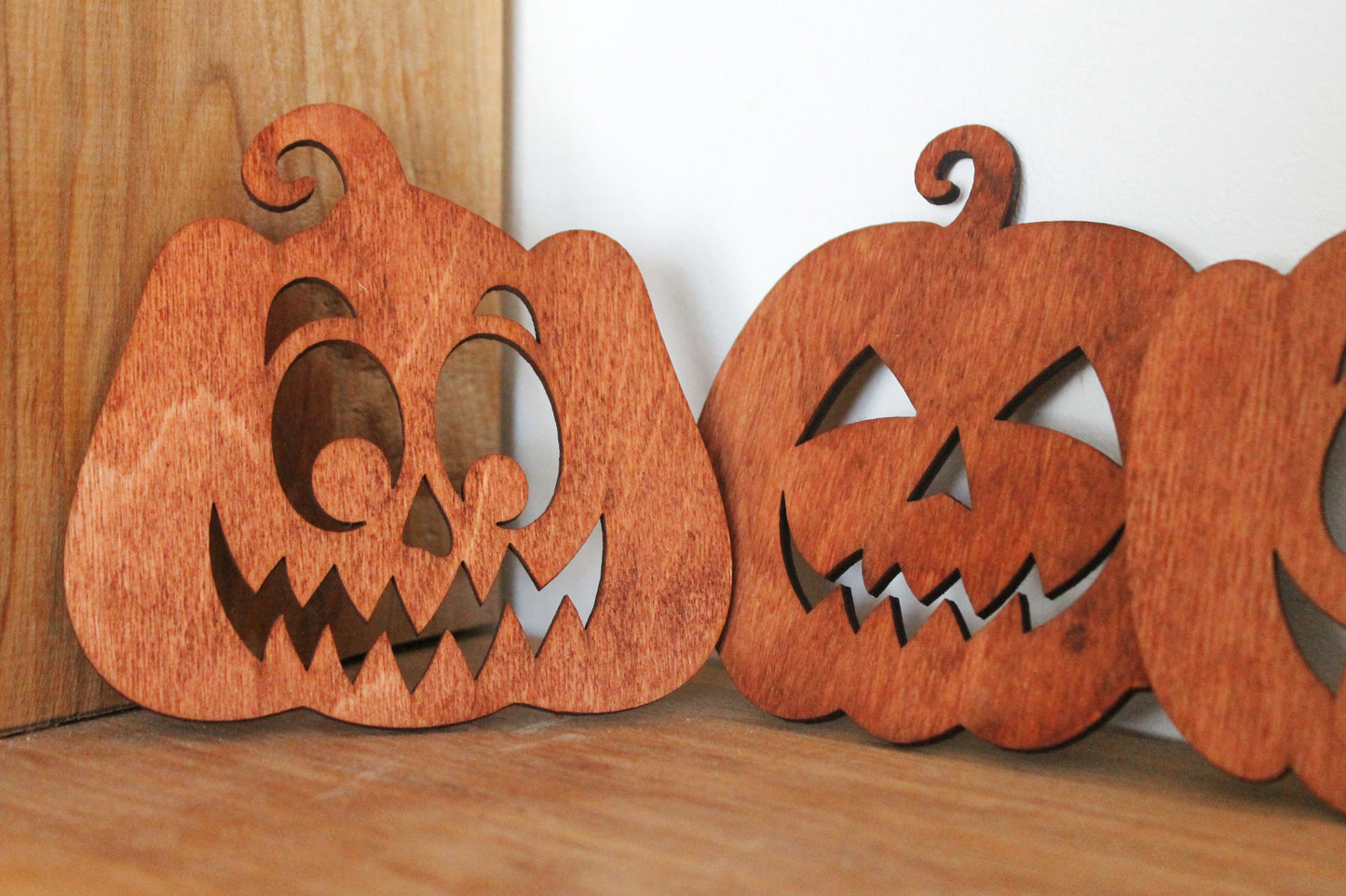 Round Halloween wooden coasters 3.5 inches - Set of 4 - made of high quality plywood - Modern coasters - Ready to ship - ready to use