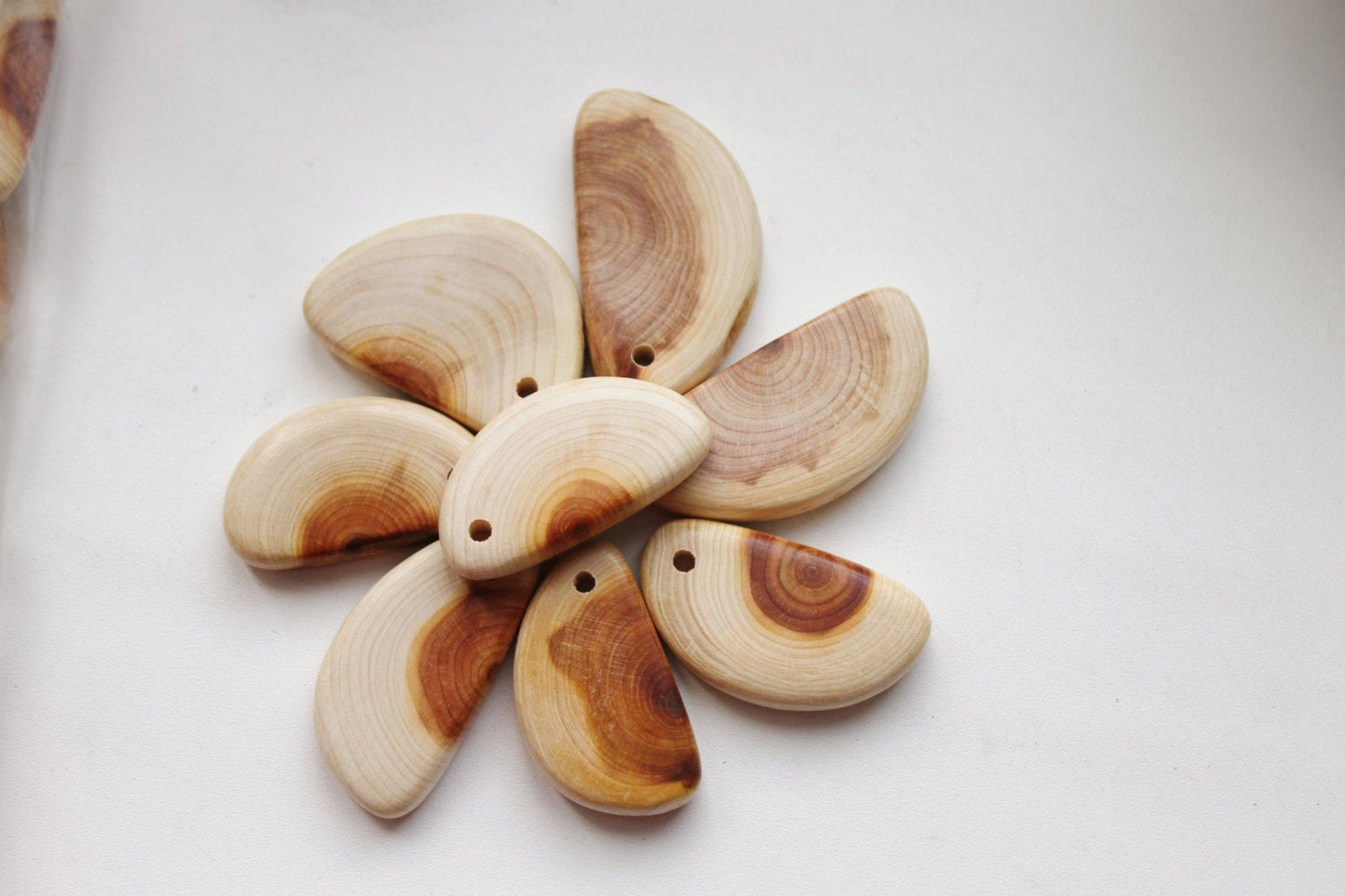 Set of 5 juniper "Lobule" pendant with a hole - 35-50 mm - teether - Natural polished - eco friendly