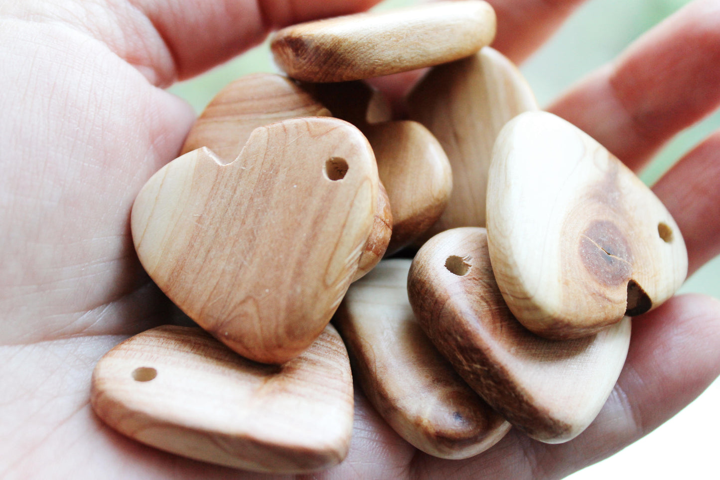 Set of 5 juniper HEART-PENDANT with a hole in the eyelet - Natural polished - eco friendly