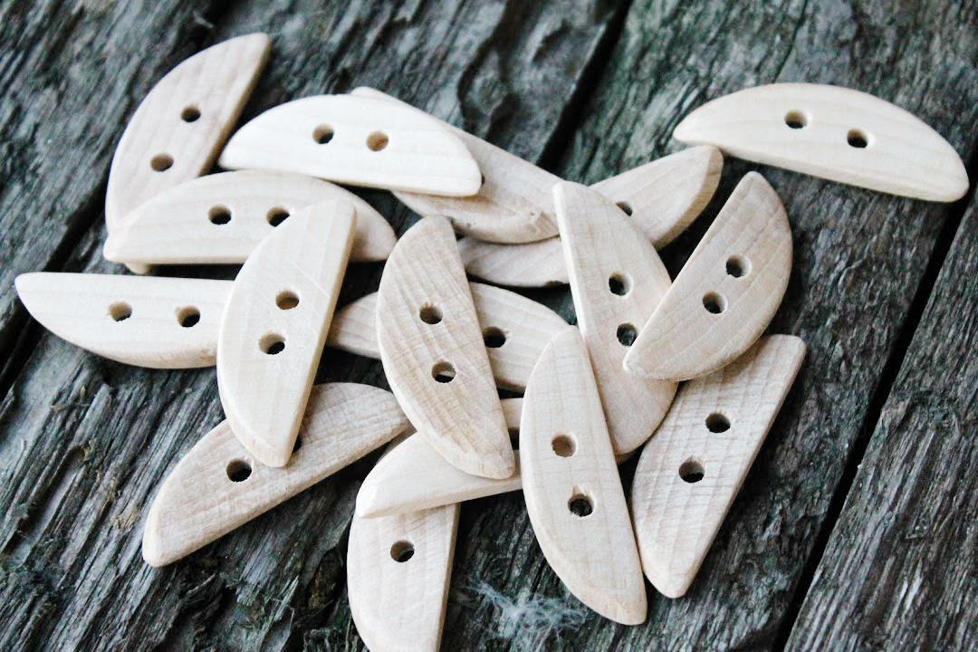 Set of 5 wooden buttons - eco friendly buttons - made of beech wood