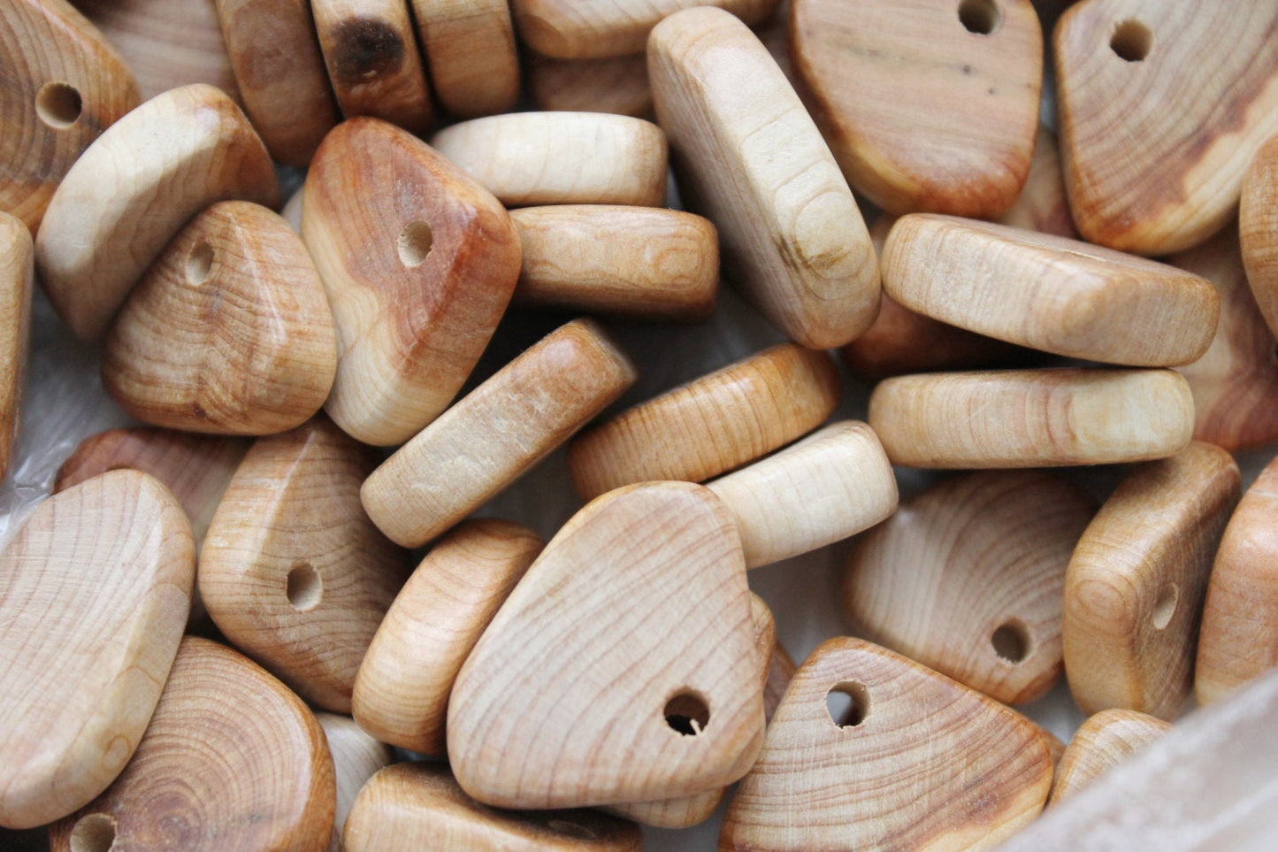 Set of 10 juniper Pendant "Small Triangle" with a hole - Natural polished - eco friendly