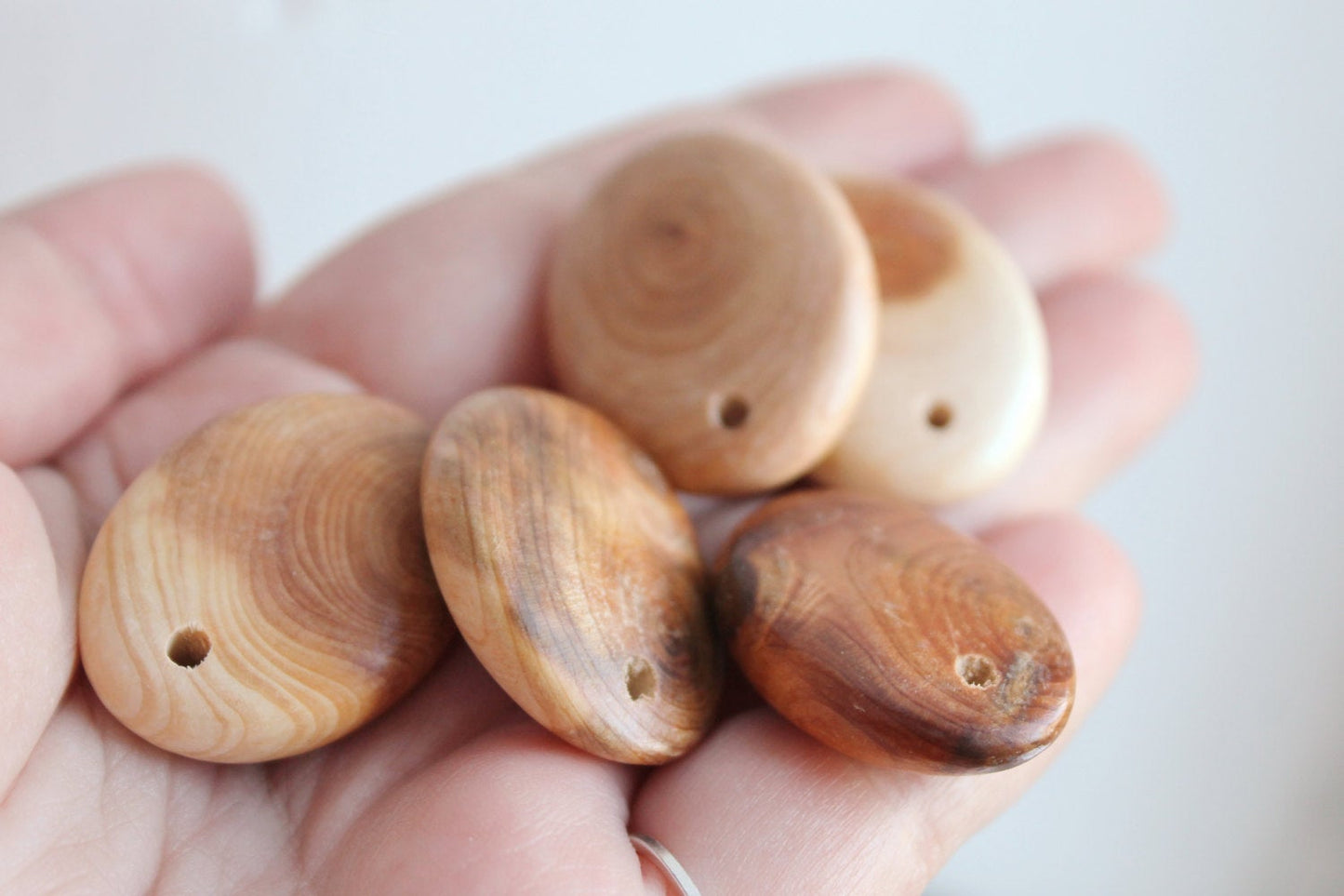 Set of 5 juniper oval pendant - Medalion - with a hole - Natural polished - eco friendly