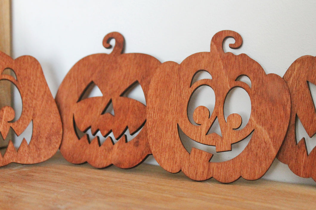 Round Halloween wooden coasters 3.5 inches - Set of 4 - made of high quality plywood - Modern coasters - Ready to ship - ready to use