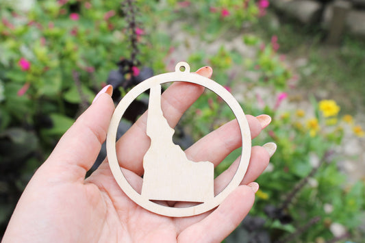 Idaho state round pendant - Laser Cut - unfinished blank - 3.1 inches - Idaho Map Inside Circle