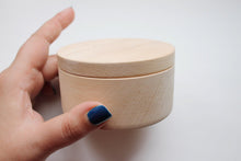 Load image into Gallery viewer, 90 mm - Round unfinished wooden box - with cover - natural, eco friendly - 90 mm diameter
