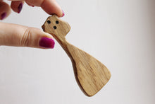 Load image into Gallery viewer, Giraffe-pendant - 2 - Teether - natural, eco friendly - made of OAK
