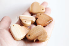 Load image into Gallery viewer, Set of 5 juniper HEART-PENDANT with a hole in the eyelet - Natural polished - eco friendly
