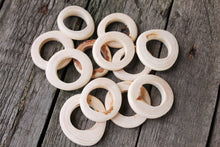 Load image into Gallery viewer, Set of 5 juniper wooden rings (big) arbitrary shape - natural eco friendly
