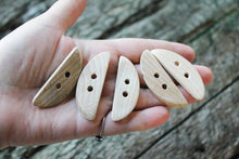 Load image into Gallery viewer, Set of 5 wooden buttons - eco friendly buttons - made of beech wood
