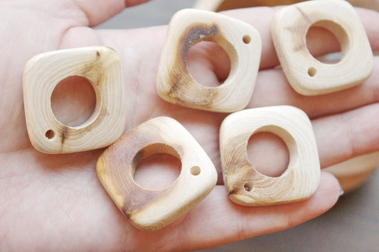 Set of 5 juniper wooden square rings 30 mm - natural eco friendly - kids necklace