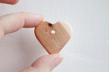 Load image into Gallery viewer, Set of 5 juniper HEART-PENDANT with a hole - Natural polished - eco friendly
