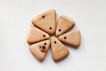 Load image into Gallery viewer, Set of 5 juniper Pendant &quot;Triangle&quot; with a hole - Natural polished - eco friendly
