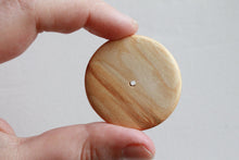 Load image into Gallery viewer, Set of 3 juniper round pendant with a hole in the middle - Natural eco friendly
