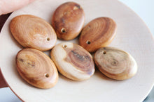 Load image into Gallery viewer, Set of 5 juniper oval pendant - Medalion - with a hole - Natural polished - eco friendly

